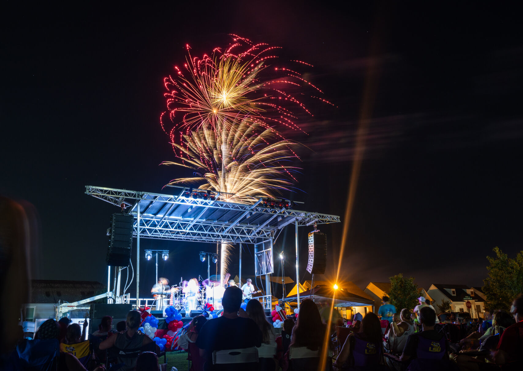 BR.redwhiteandboom.adv_2792 MJ.JPG